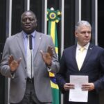 起草者のエリオ・ロペス下議と報告官のＤｒフレデリコ下議（Bruno Spada/Câmara dos Deputados）