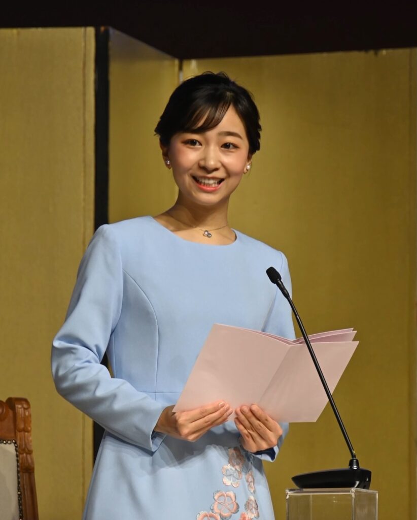 サンパウロの文協大講堂での歓迎会でご挨拶をされる佳子さま