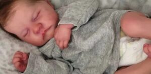 本物の乳児と見間違うほど精緻に作られた「リボーンベビー」(Foto: Reprodução)