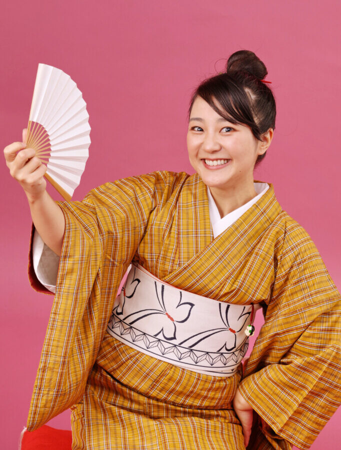 A artista de rakugo nipo-brasileira de terceira geração, Ramune, exibe um sorriso vibrante (Fornecido por 