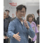 個展「幽玄」で挨拶する山田アレシャンドレさん
