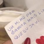 事件の発端となったケーキと添付されたメモ（Foto: Reprodução）