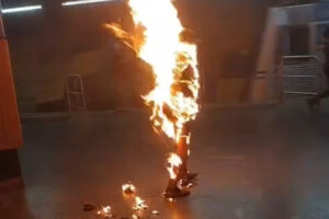 男性が焼身自殺を図った瞬間(Foto: Reprodução)