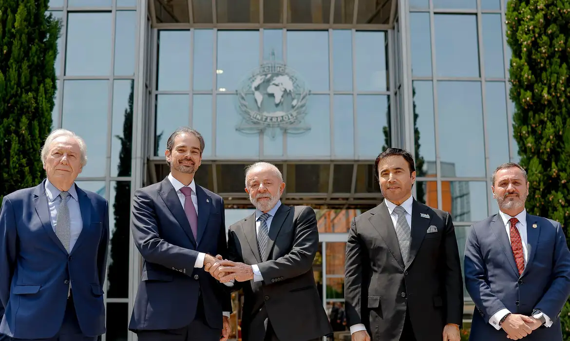 リヨンの国際警察本部前でヴァルデシ・ウルキザ事務総長と握手するルーラ大統領（© Ricardo Stuckert / PR）