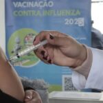 インフルエンザの予防接種を受ける人（© Paulo Pinto/Agência Brasil）