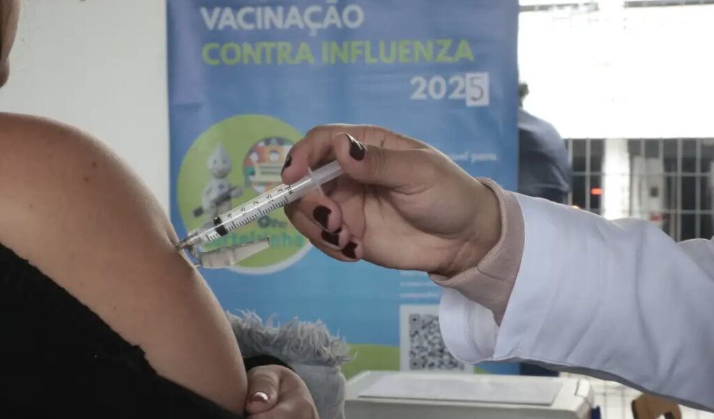 インフルエンザの予防接種を受ける人（© Paulo Pinto/Agência Brasil）
