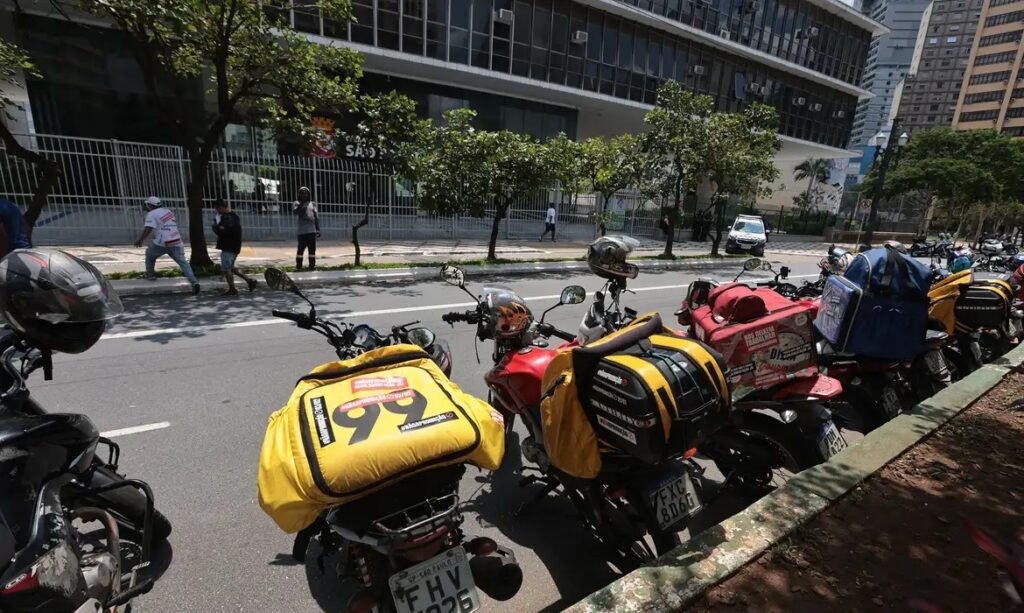 人や物の輸送依頼を待つアプリのバイクや運転手達（©Paulo Pinto/Agência Brasil）