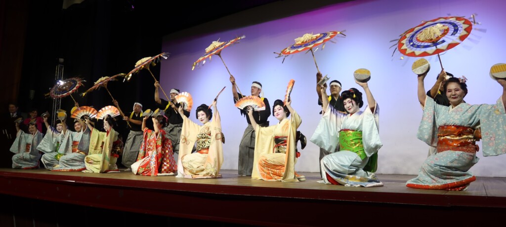昨年のフィナーレを飾った華やかな藤間流の舞