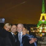 5日、ブラジル国旗色にライトアップされたエッフェル塔の前でセルフィーを撮るルーラ大統領夫妻とマクロン仏大統領夫妻（Foto: Ricardo Stuckert/PR）