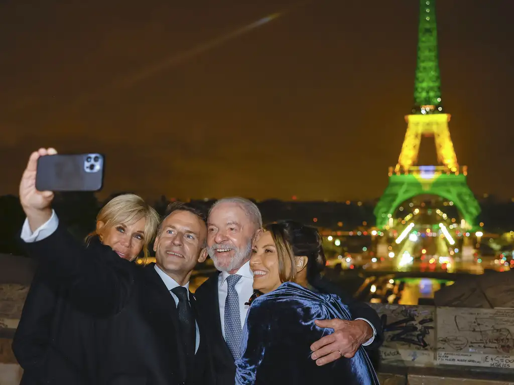 5日、ブラジル国旗色にライトアップされたエッフェル塔の前でセルフィーを撮るルーラ大統領夫妻とマクロン仏大統領夫妻（Foto: Ricardo Stuckert/PR）