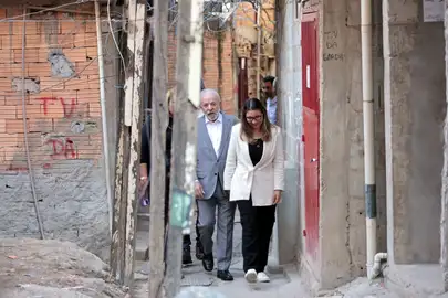 モイーニョ地区を視察するルーラ大統領夫妻（Foto: Paulo Pinto/Agência Brasil）
