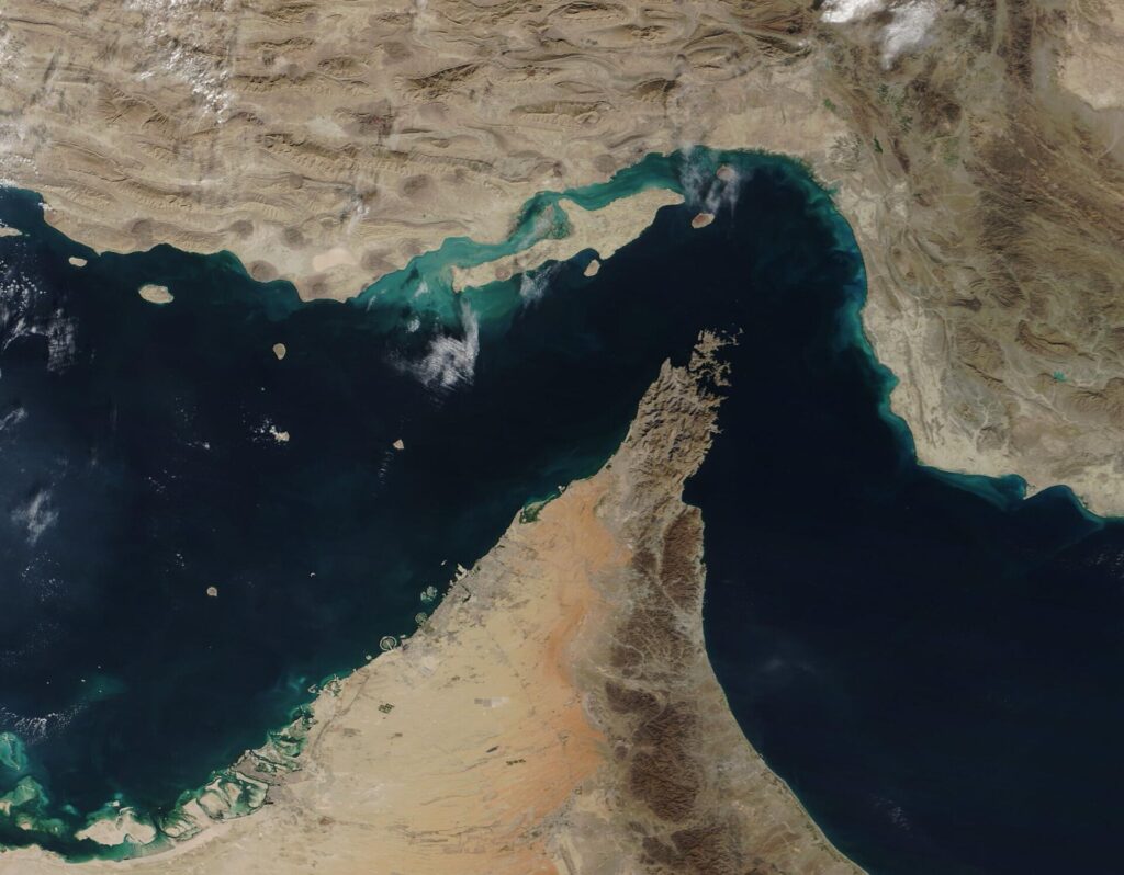 ホルムズ海峡の衛星画像（出典：NASA Earth Observatory,via Wikimedia Commons）