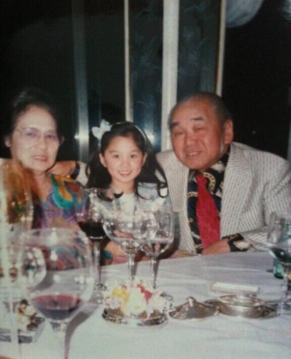 よしの夫人とマベ画伯に挟まれて嬉しそうな幼少期の夕実さん