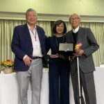 功労賞を手にする梅崎さん（右）と梅崎さんの娘