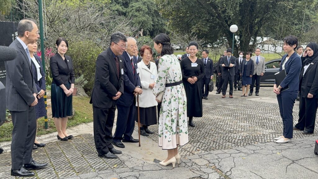 佳子さまをお迎えする憩の園の運営団体、「救済会」の本田イズム会長ほか