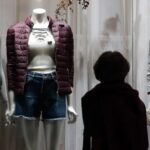 恋人の日のプレゼントとして根強い人気を保つ衣料品を扱う店先（© Fernando Frazão/Agência Brasil）