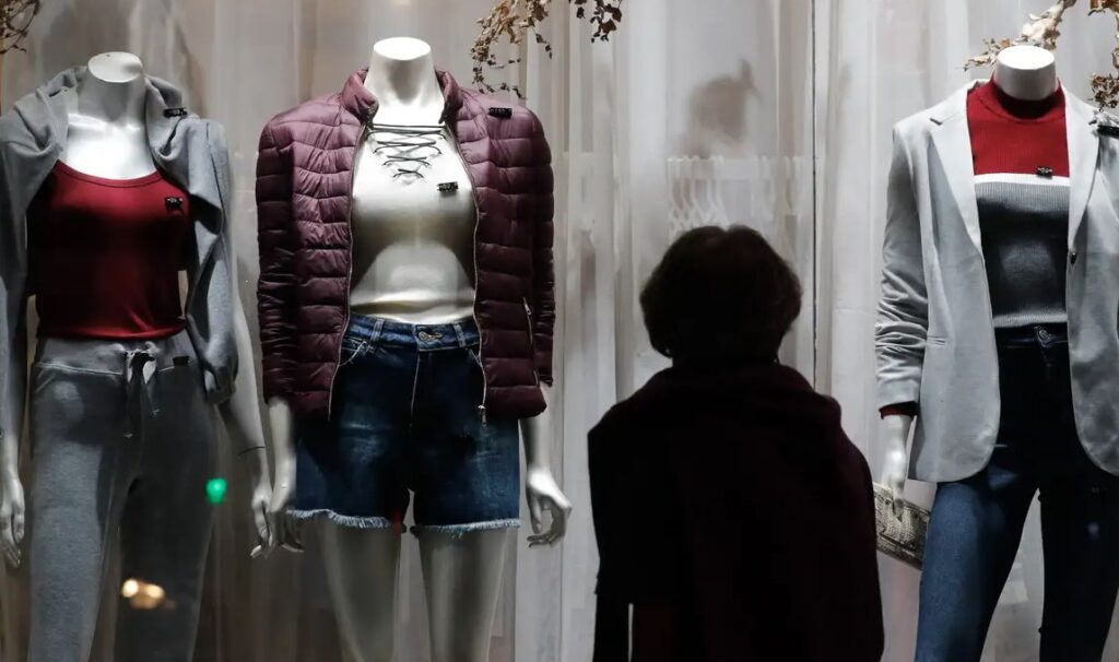 恋人の日のプレゼントとして根強い人気を保つ衣料品を扱う店先（© Fernando Frazão/Agência Brasil）