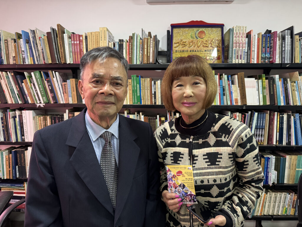 井上久弘さんと楠本留巳実行委員長