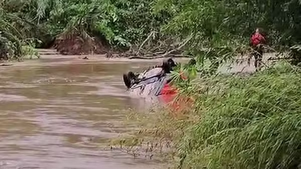 男女２人を乗せたまま流された車（Divulgação/ Bombeiros voluntários de Candelária）