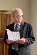 「100周年を見据えて努力する」と先亡者追悼法要であいさつする小野田会長