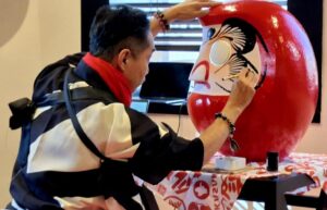 高崎だるまの筆入り実演の様子