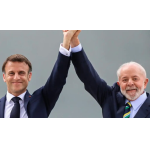 マクロン大統領と共に写真に収まるルーラ大統領（© Fabio Charles Pozzebom/Agência Brasil）