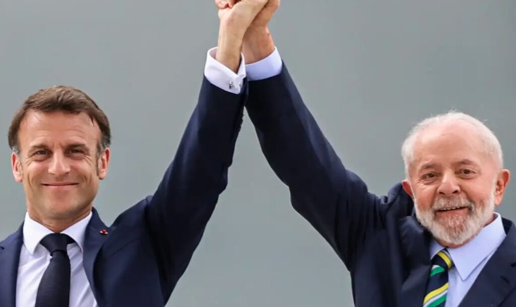 マクロン大統領と共に写真に収まるルーラ大統領（© Fabio Charles Pozzebom/Agência Brasil）