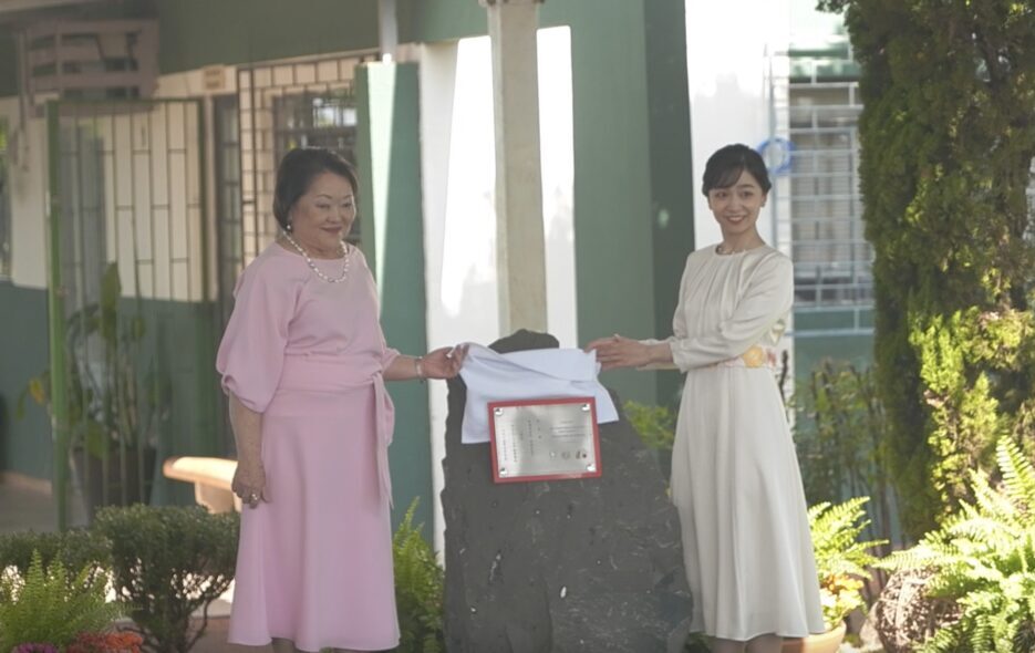 佳子さまと山下ACEL会長が来訪記念碑を除幕されている様子