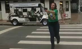街中を銃を持って駆け回るザンベッリ氏（Reproducao）