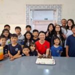 誕生日パーティーでの石原さん（中央）