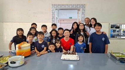 誕生日パーティーでの石原さん(中央)