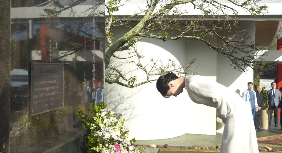 慰霊碑に拝礼される佳子さま