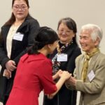 佳子さまに手を握ってもらい、満面の笑みを浮かべる中村締さん