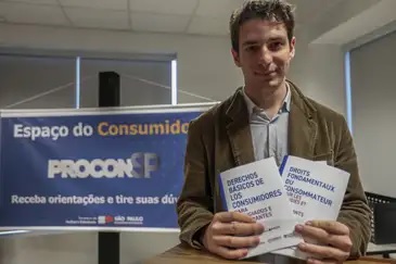 フランス語への翻訳を手伝ったカロン氏（© Paulo Pinto/Agência Brasil）