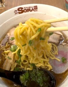 プレオープンイベントで提供された醤油味ラーメン