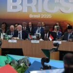 BRICS首脳会議で司会を務めるブラジルのルーラ大統領（前列左から２人目、© Tomaz Silva/Agência Brasil）
