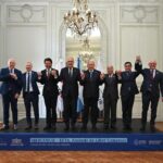 他国の外相らと共にメルコスル／ＥＦＴＡ自由貿易協定の合意成立を喜ぶブラジルのマウロ・ヴィエイラ外相（右から３人目、Divulgação）