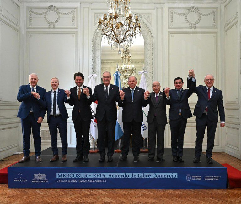 他国の外相らと共にメルコスル／ＥＦＴＡ自由貿易協定の合意成立を喜ぶブラジルのマウロ・ヴィエイラ外相（右から３人目、Divulgação）