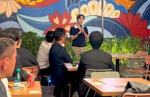 招待客に挨拶する大野さん