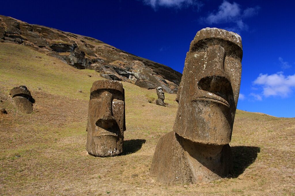 「ラノ・ララク」にあるモアイ像(Foto: TravelingOtter, via Wikimedia Commons)