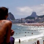 観光客で賑わうリオ市の海岸（© Tânia Rêgo/Agência Brasil）
