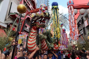 昨年の七夕祭りで行進する龍踊りの皆さん